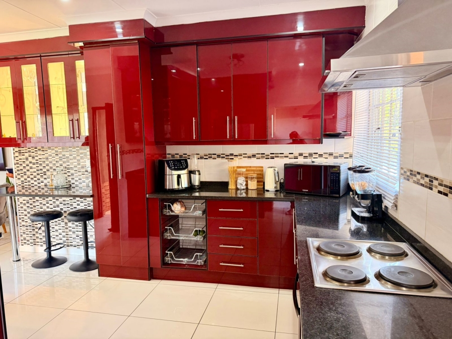 3 Bedroom Property for Sale in Waterkloof East North West